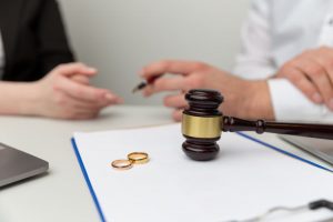 pick the right divorce lawyer